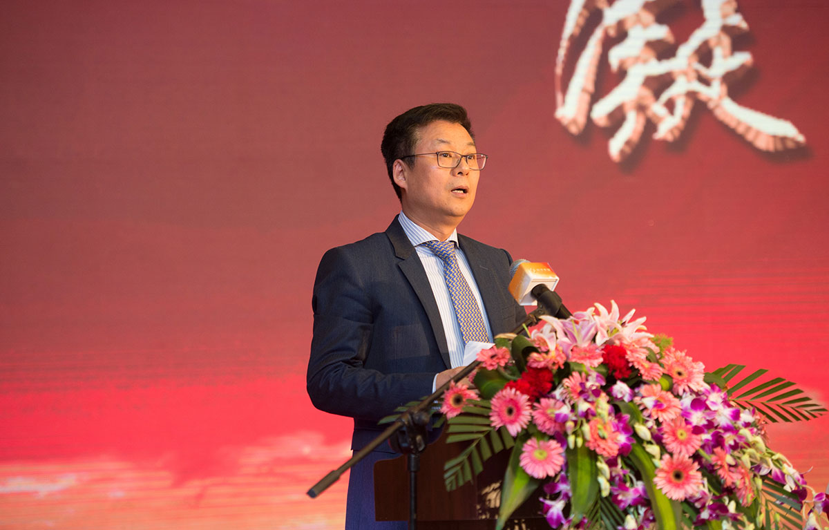 朱總做報(bào)告.jpg